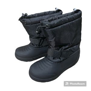 Skiing insulated boots